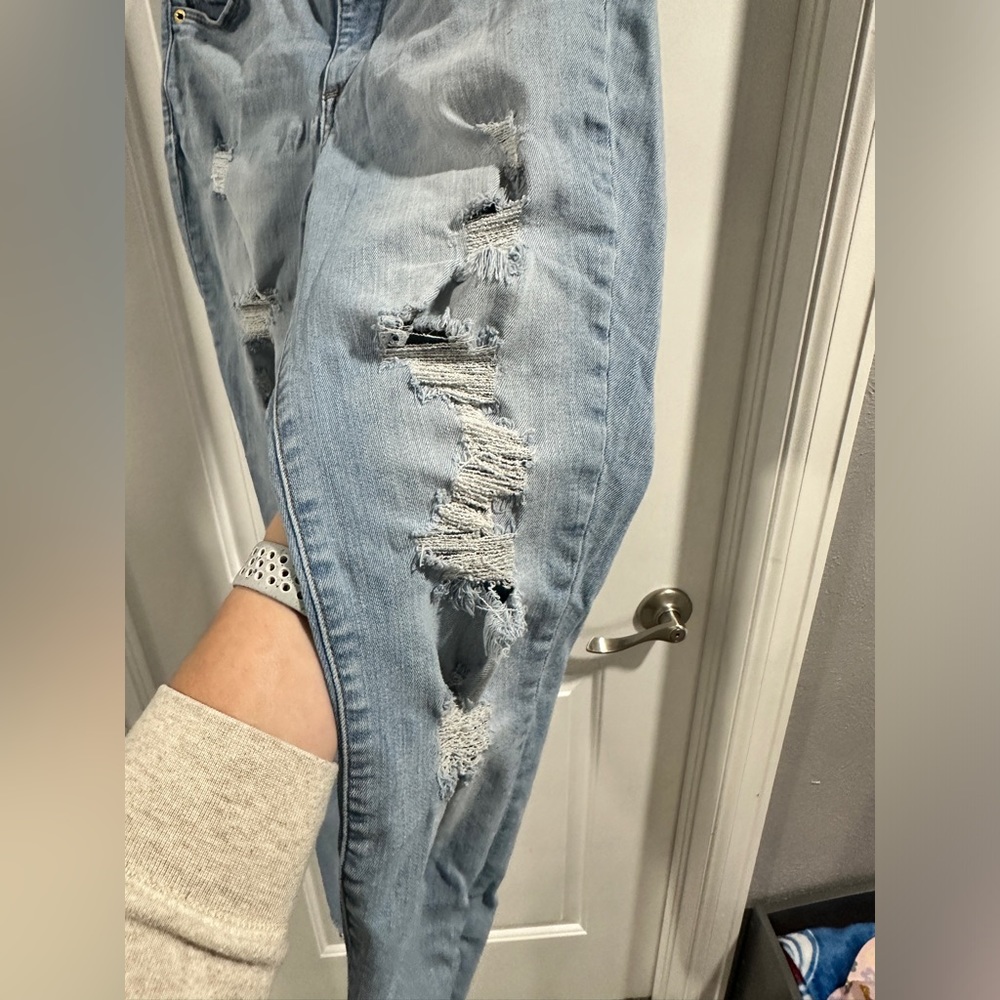 ⭐️SOLD⭐️Universal Thread Distressed Skinny Jeans - Picture 3 of 8